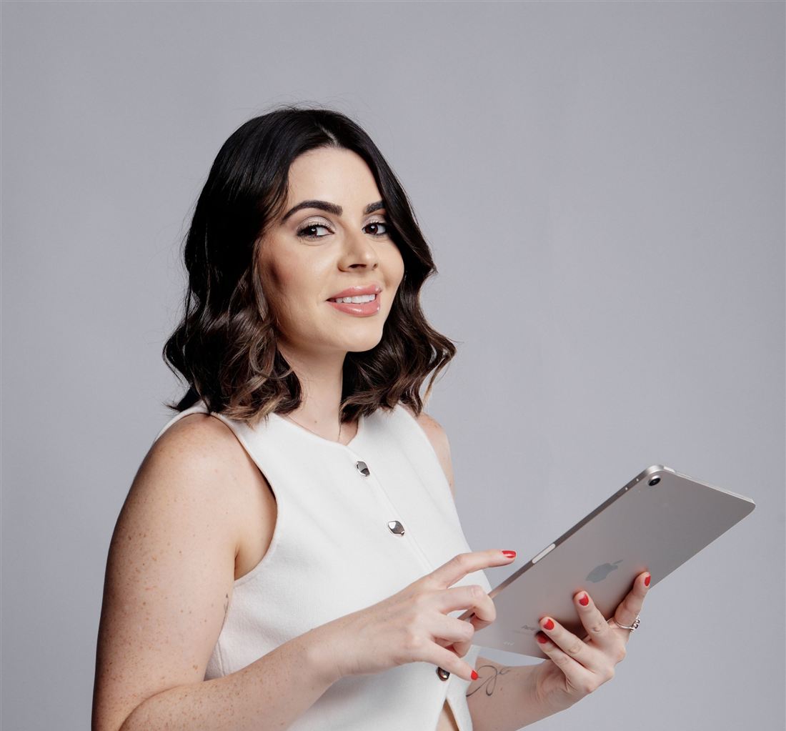 Dra. Eliane Costa com tablet, atendimento online